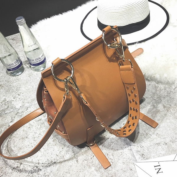 Дамска ежедневна чанта с капси и дълга дръжка