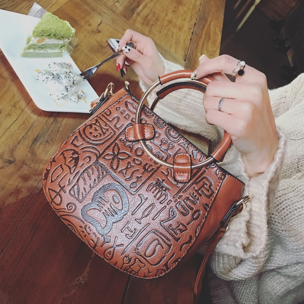 Οι γυναίκες το καλοκαίρι ψηλά τακούνια με φερμουάρ και πλέγμα πλευρά