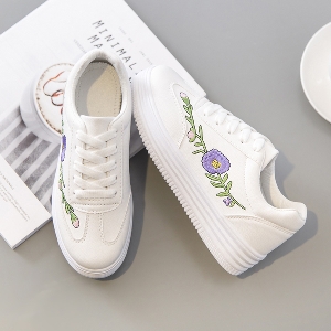 Дамски пролетни спортни обувки бели и черни с цветя