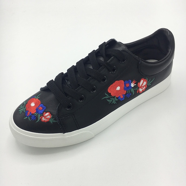 Γυναικεία νέα αθλητικά παπούτσια με κεντημένα λουλούδια σε λευκό και μαύρο χρώμα