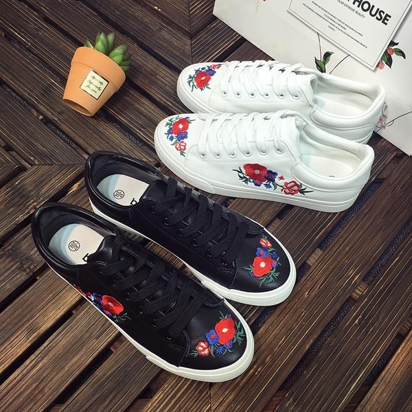 Γυναικεία νέα αθλητικά παπούτσια με κεντημένα λουλούδια σε λευκό και μαύρο χρώμα