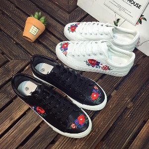Дамски нови спортни обувки с бродирани цветя в бял и черен цвят