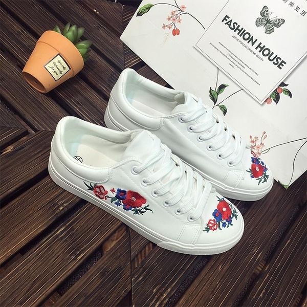 Γυναικεία νέα αθλητικά παπούτσια με κεντημένα λουλούδια σε λευκό και μαύρο χρώμα