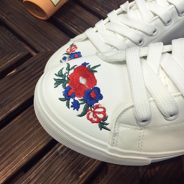 Γυναικεία νέα αθλητικά παπούτσια με κεντημένα λουλούδια σε λευκό και μαύρο χρώμα