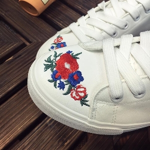 Дамски нови спортни обувки с бродирани цветя в бял и черен цвят