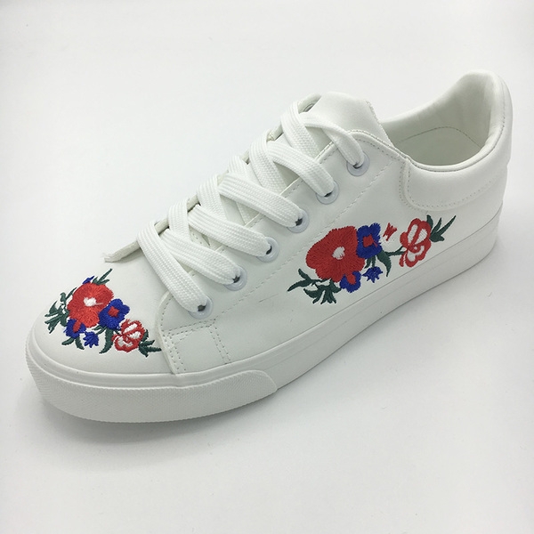 Γυναικεία νέα αθλητικά παπούτσια με κεντημένα λουλούδια σε λευκό και μαύρο χρώμα