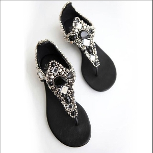 Дамски ниски сандали с камъни в черен цвят 