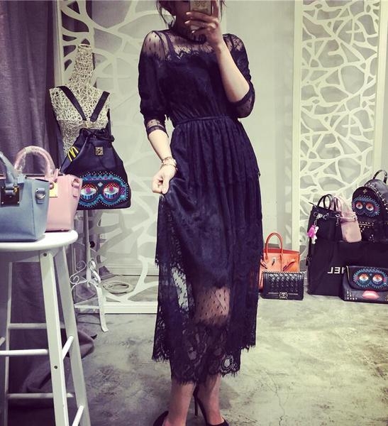 Κομψό κυρίες μακρύ φόρεμα από δαντέλα σε μαύρο και άσπρο με 3/4 μανίκια