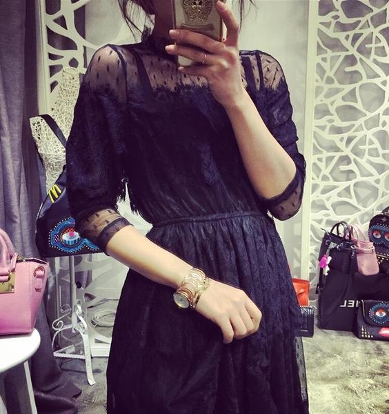 Κομψό κυρίες μακρύ φόρεμα από δαντέλα σε μαύρο και άσπρο με 3/4 μανίκια