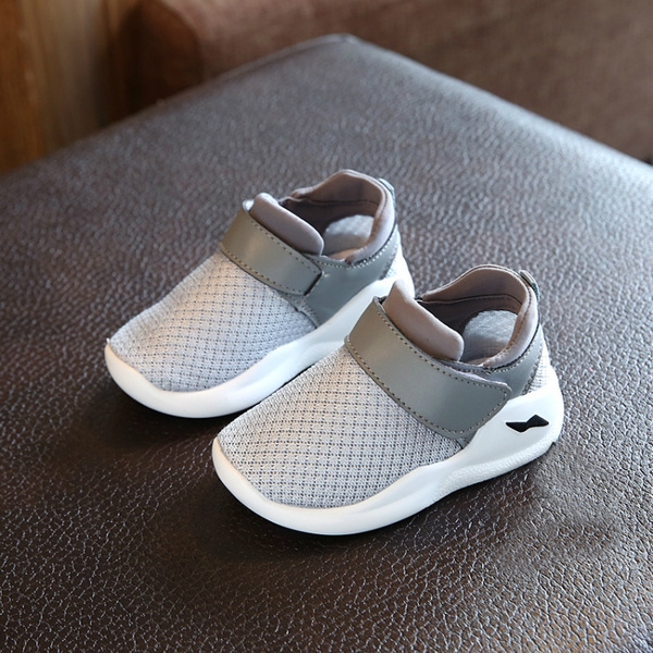 Детски маратонки за момчета и момичета в бял, черен и сив цвят с лепки и дишащи