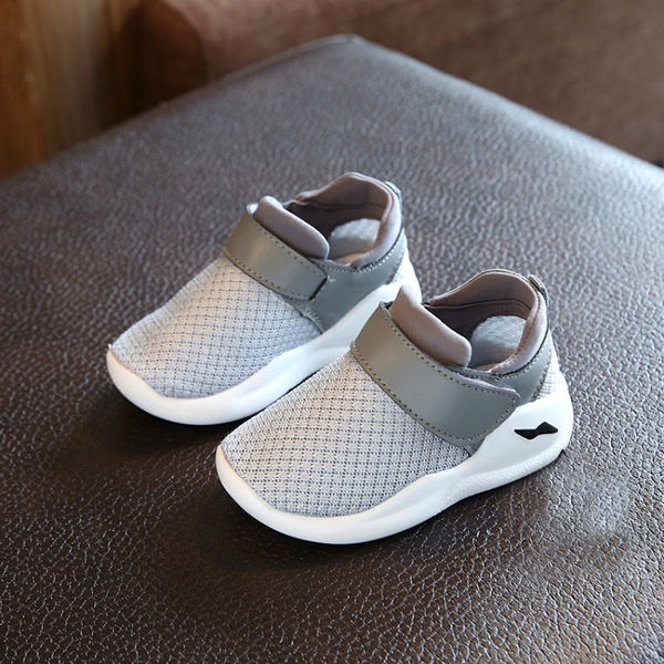 Детски маратонки за момчета и момичета в бял, черен и сив цвят с лепки и дишащи