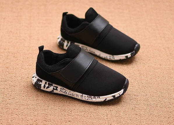 Παιδικά αναπνευστικά πάνινα παπούτσια για αγόρια και κορίτσια με μαύρες μπάλες. κόκκινο και λευκό χρώμα