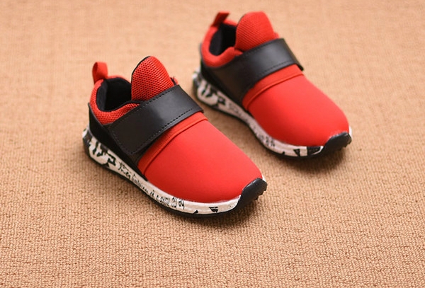 Παιδικά αναπνευστικά πάνινα παπούτσια για αγόρια και κορίτσια με μαύρες μπάλες. κόκκινο και λευκό χρώμα