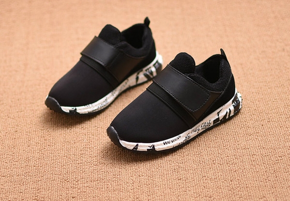 Παιδικά αναπνευστικά πάνινα παπούτσια για αγόρια και κορίτσια με μαύρες μπάλες. κόκκινο και λευκό χρώμα