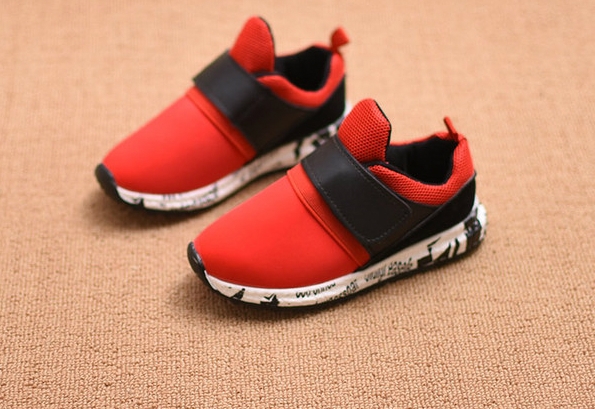 Παιδικά αναπνευστικά πάνινα παπούτσια για αγόρια και κορίτσια με μαύρες μπάλες. κόκκινο και λευκό χρώμα