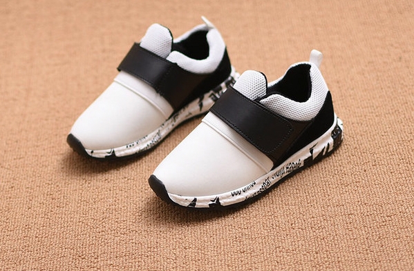 Παιδικά αναπνευστικά πάνινα παπούτσια για αγόρια και κορίτσια με μαύρες μπάλες. κόκκινο και λευκό χρώμα