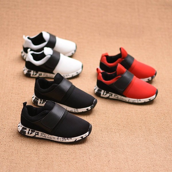 Παιδικά αναπνευστικά πάνινα παπούτσια για αγόρια και κορίτσια με μαύρες μπάλες. κόκκινο και λευκό χρώμα