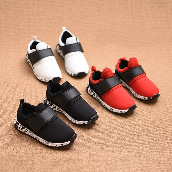 Παιδικά αναπνευστικά πάνινα παπούτσια για αγόρια και κορίτσια με μαύρες μπάλες. κόκκινο και λευκό χρώμα