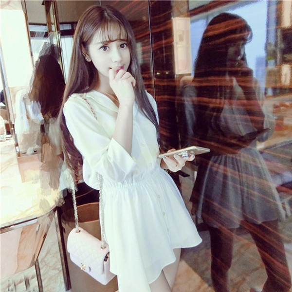 Κυρίες δωρεάν φόρεμα με 3/4 μανίκια σε λευκό με κουμπιά