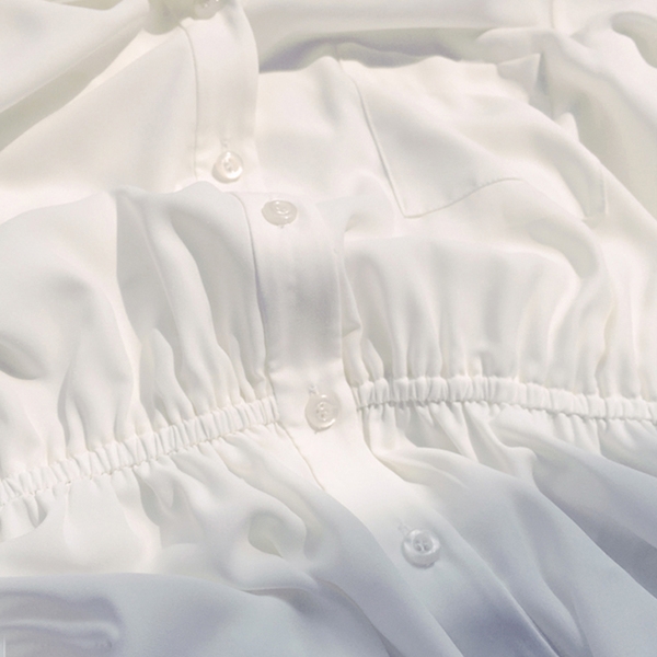 Κυρίες δωρεάν φόρεμα με 3/4 μανίκια σε λευκό με κουμπιά