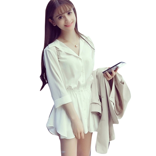 Κυρίες δωρεάν φόρεμα με 3/4 μανίκια σε λευκό με κουμπιά