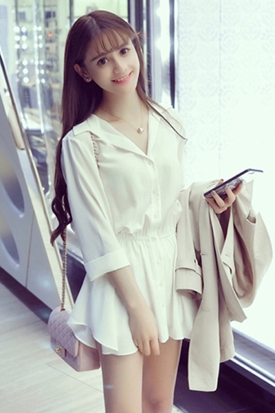 Κυρίες δωρεάν φόρεμα με 3/4 μανίκια σε λευκό με κουμπιά