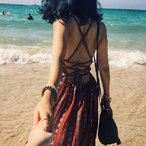 Дамска свободна рокля с гол гръб в шарен цвят подходяща за плаж