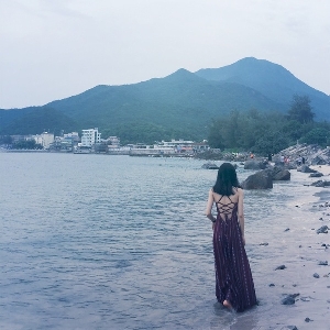 Дамска свободна рокля с гол гръб в шарен цвят подходяща за плаж