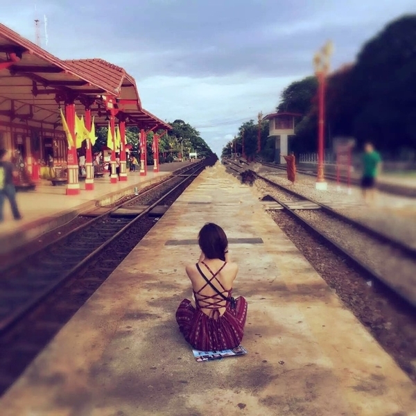 Κυρίες δωρεάν φόρεμα με γυμνή πλάτη σε χρώμα ριγέ κατάλληλο για την παραλία