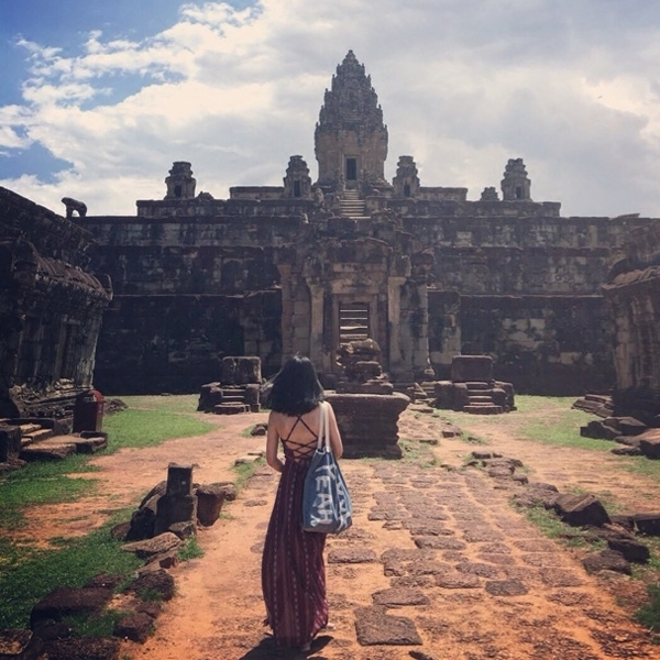 Κυρίες δωρεάν φόρεμα με γυμνή πλάτη σε χρώμα ριγέ κατάλληλο για την παραλία