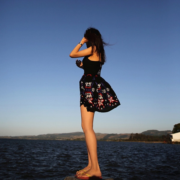 Κυρίες καλοκαιρινό φόρεμα με floral μοτίβα σε μαύρο χρώμα