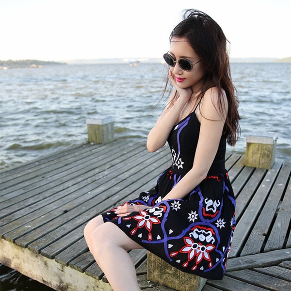 Κυρίες καλοκαιρινό φόρεμα με floral μοτίβα σε μαύρο χρώμα