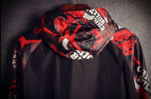 Ανδρικό  μπουφάν για την άνοιξη και το φθινόπωρο σε δύο χρώματα μαύρο και πράσινο με κουκούλα 