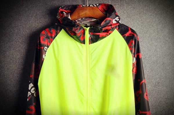 Ανδρικό  μπουφάν για την άνοιξη και το φθινόπωρο σε δύο χρώματα μαύρο και πράσινο με κουκούλα 