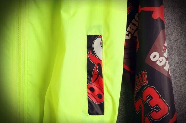 Ανδρικό  μπουφάν για την άνοιξη και το φθινόπωρο σε δύο χρώματα μαύρο και πράσινο με κουκούλα 