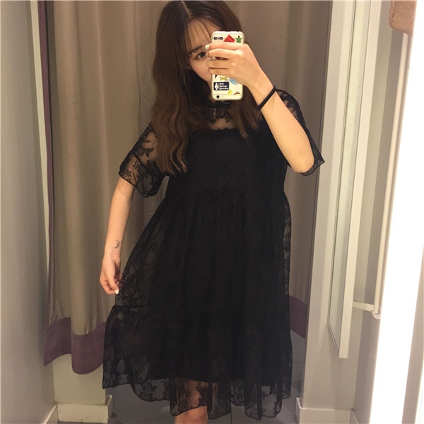 Κομψό κυρίες δαντέλα φόρεμα με κοντά μανίκια, μεγάλη μοντέλο, σε λευκό, μαύρο και γκρι