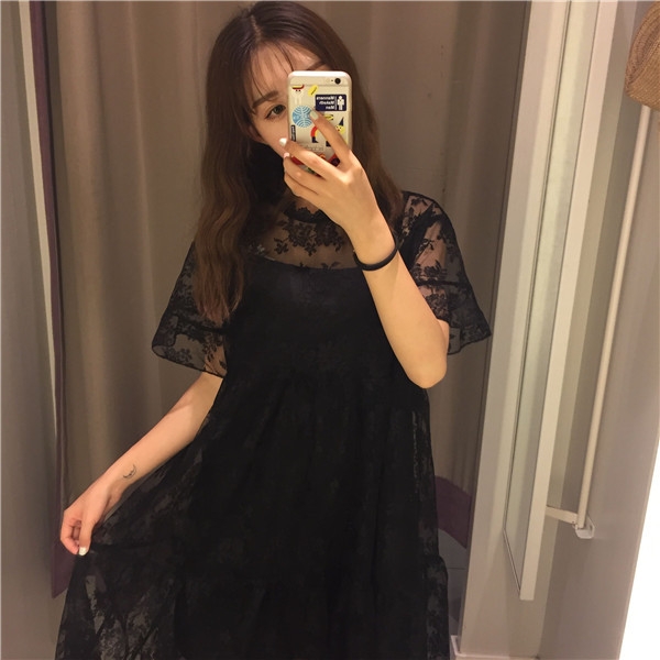 Κομψό κυρίες δαντέλα φόρεμα με κοντά μανίκια, μεγάλη μοντέλο, σε λευκό, μαύρο και γκρι