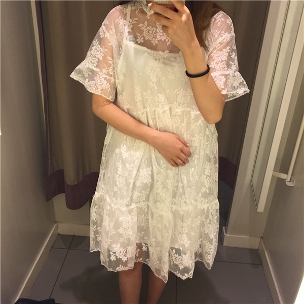 Κομψό κυρίες δαντέλα φόρεμα με κοντά μανίκια, μεγάλη μοντέλο, σε λευκό, μαύρο και γκρι