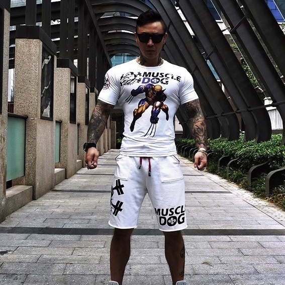 Ανδρών το καλοκαίρι μαύρο και άσπρο σορτς σε μαύρο και άσπρο αθλητισμού, γυμναστήριο και παραλία