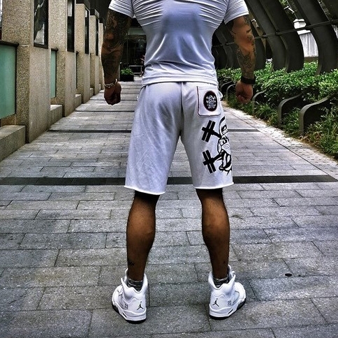 Ανδρών το καλοκαίρι μαύρο και άσπρο σορτς σε μαύρο και άσπρο αθλητισμού, γυμναστήριο και παραλία