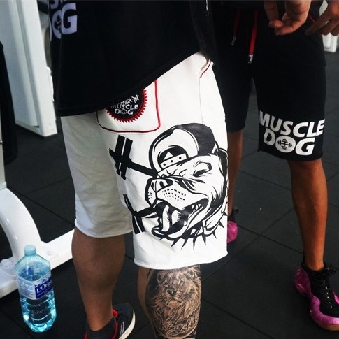 Ανδρών το καλοκαίρι μαύρο και άσπρο σορτς σε μαύρο και άσπρο αθλητισμού, γυμναστήριο και παραλία