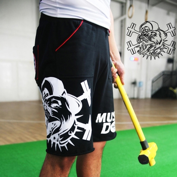 Ανδρών το καλοκαίρι μαύρο και άσπρο σορτς σε μαύρο και άσπρο αθλητισμού, γυμναστήριο και παραλία