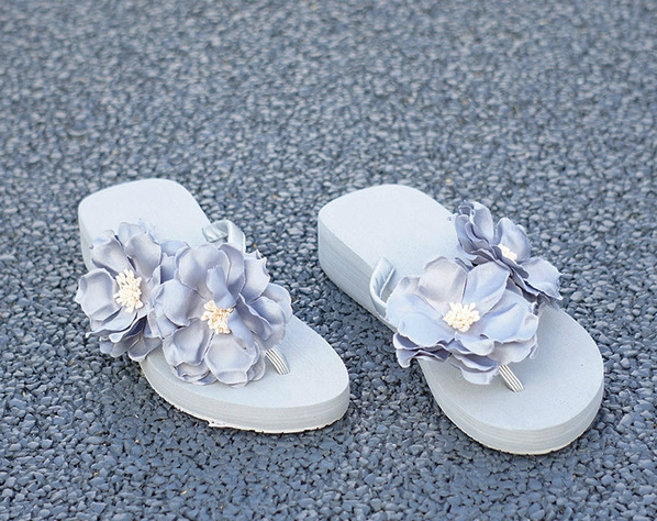 Γυναικείες  παντόφλες σε γκρι με λουλούδια και δύο τύπους ύψους πλατφόρμας - 3,5cm και 7cm