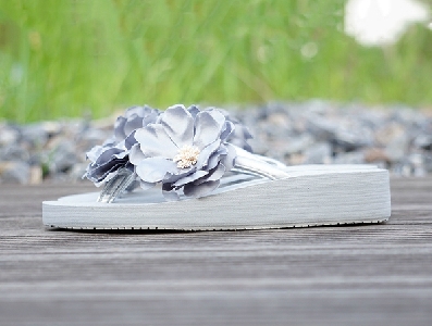 Дамски чехли в сив цвят с цветя и два вида височина на платформата - 3.5см и 7см