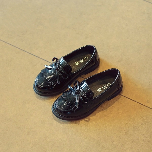 Παιδικά υποδήματα για μικρά κοριτσάκια σε τρία χρώματα - μαύρο, γκρι και κόκκινο.