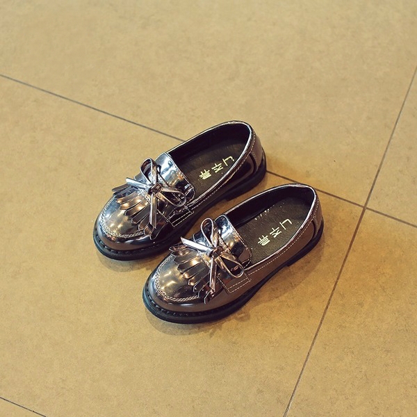 Παιδικά υποδήματα για μικρά κοριτσάκια σε τρία χρώματα - μαύρο, γκρι και κόκκινο.