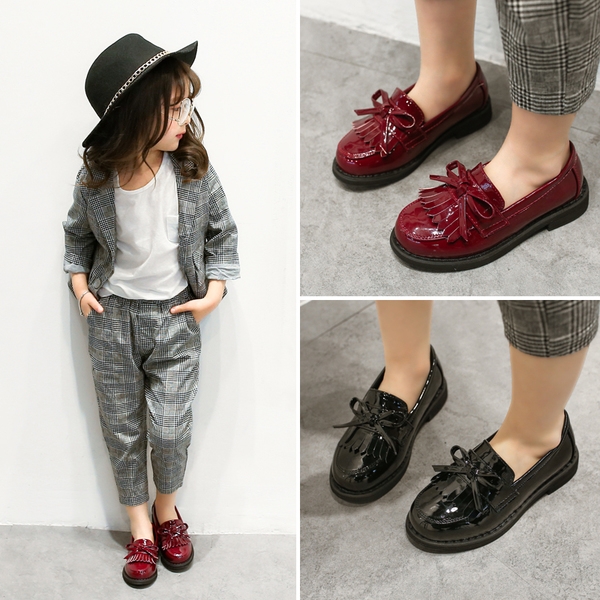 Παιδικά υποδήματα για μικρά κοριτσάκια σε τρία χρώματα - μαύρο, γκρι και κόκκινο.