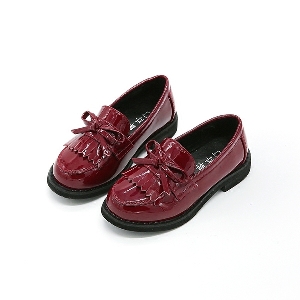 Детски обувки за малки кокетки в три цвята - черен, сив и червен.