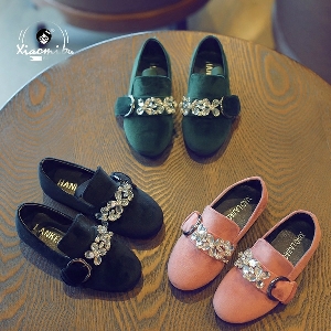 Детски стилни обувки в три цвята с камъни и каишка.