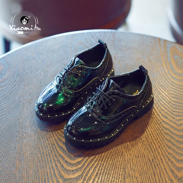 Κομψά υποδήματα για παιδιά με  κορδόνια.